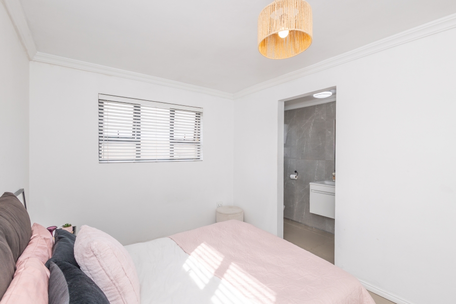 6 Bedroom Property for Sale in Jakarandas Western Cape